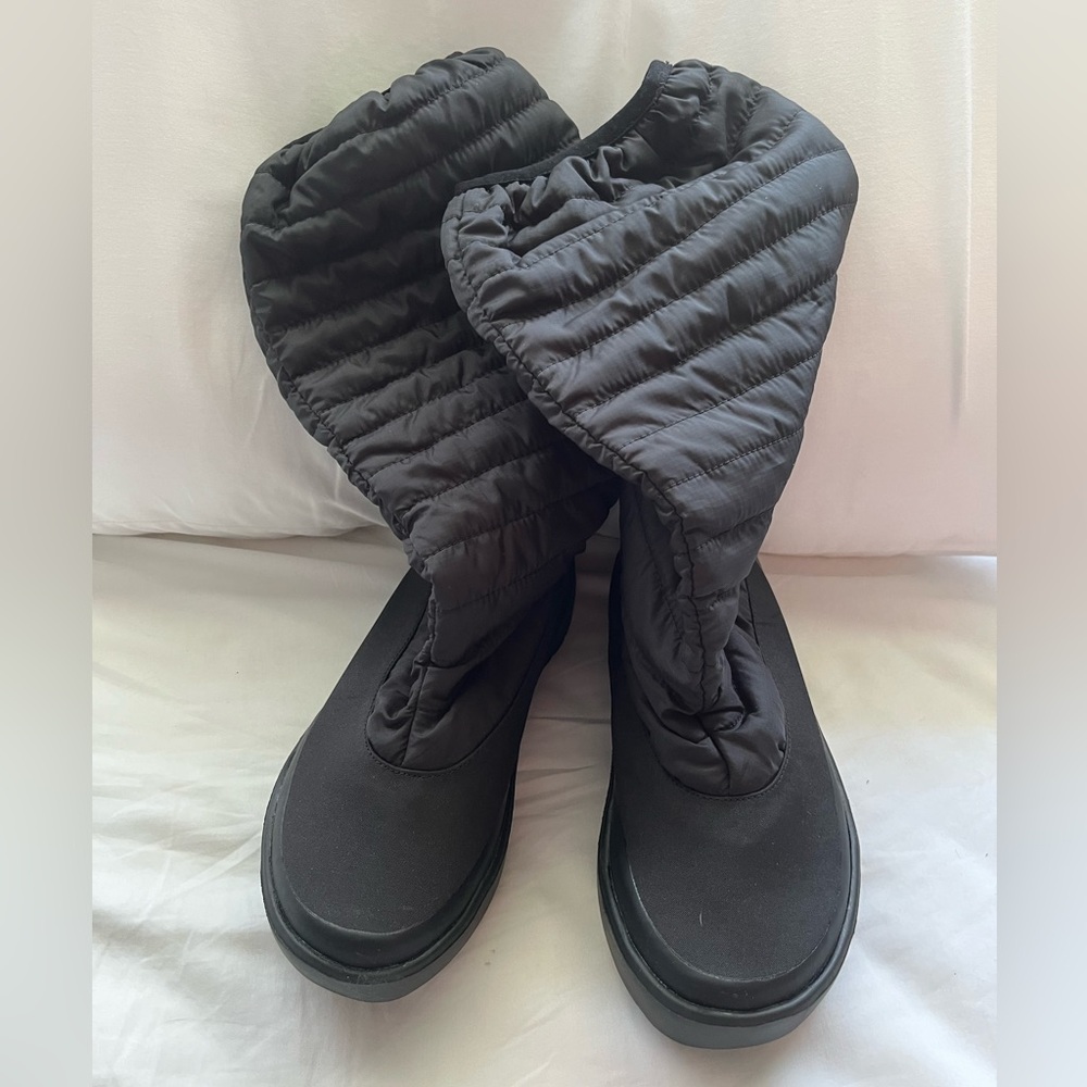 Oofos Boots sz 7 to  7.5